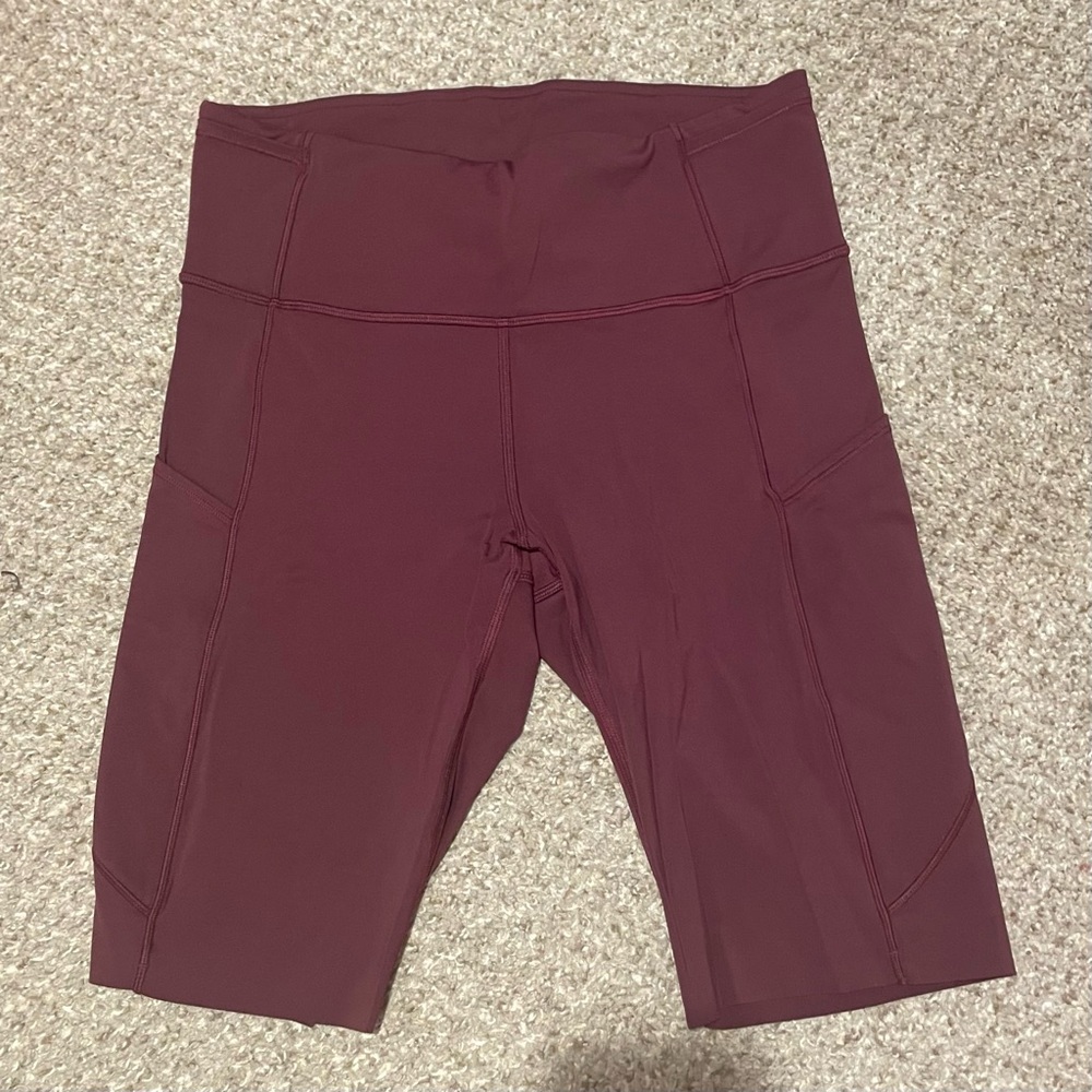 Lululemon Fast and Free 10 inch inseam size 8 Cassis